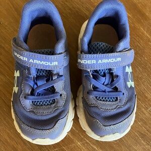 Girls underarmour sneakers in purple.